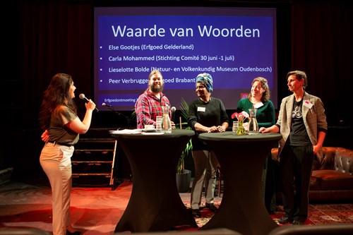 Else Gootjes, Carla Mohammed, Lieselotte Bolde, Peer Verbruggen en Lema Salah in gesprek op een podium